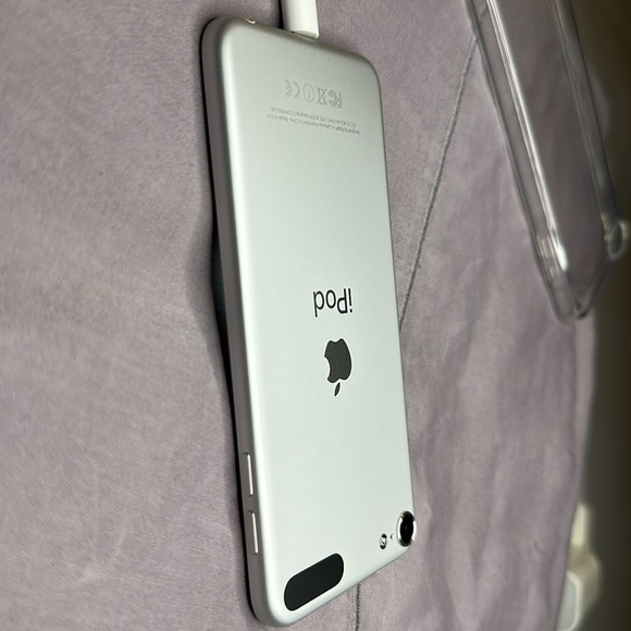 Apple iPod Touch 6th Generation - White - Picture 6 of 9